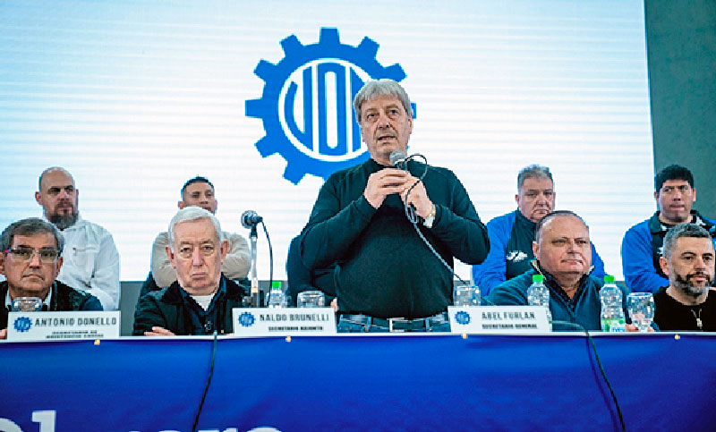 Los trabajadores metalúrgicos temen por despidos mientras cobran el último aumento antes de la paritaria