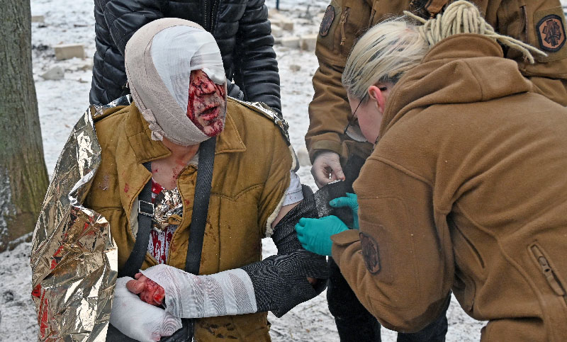 Mueren siete personas y decenas resultan heridas en una ola de ataques rusos en Ucrania