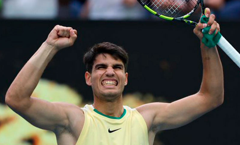 Alcaraz y Medvedev, principales amenazas de Djokovic, avanzan a cuartos