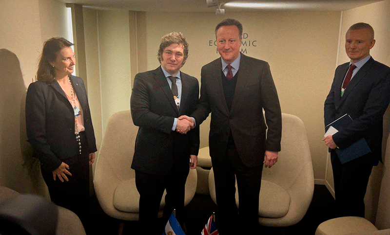 Milei se reunió con David Cameron en Davos: negociación con FMI y Malvinas en agenda