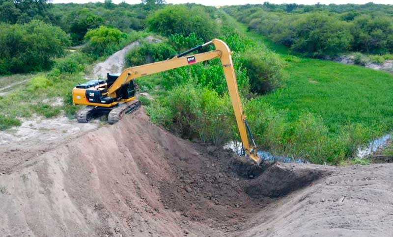 Cierran canales clandestinos que inundaban campos en Santa Fe