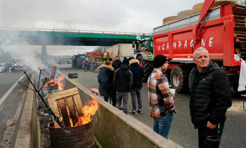 Los agricultores mantienen corte de rutas alrededor de París a la espera de nuevos anuncios