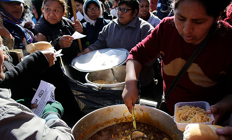El aumento de los alimentos en los barrios deja al borde del quebranto a los comedores populares, que están desbordados