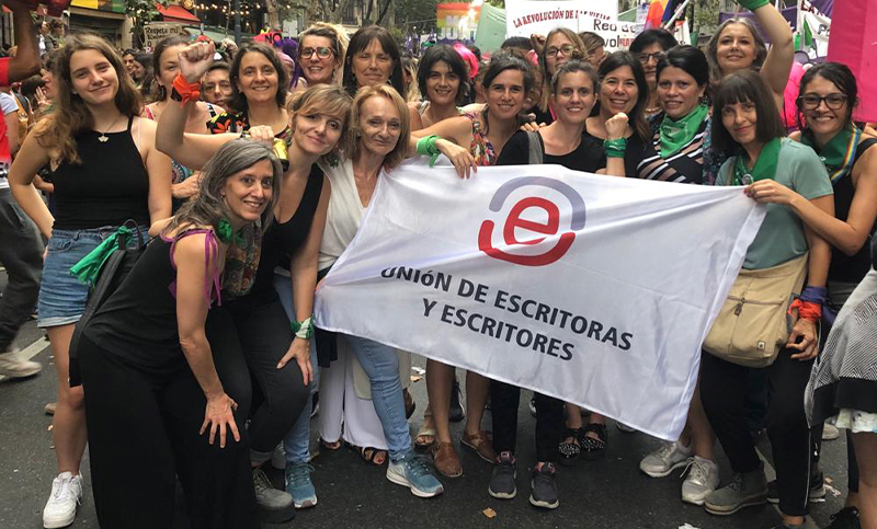 Asamblea de escritores: rechazo unánime a la ley de bases y puntos de partida impulsada por el oficialismo