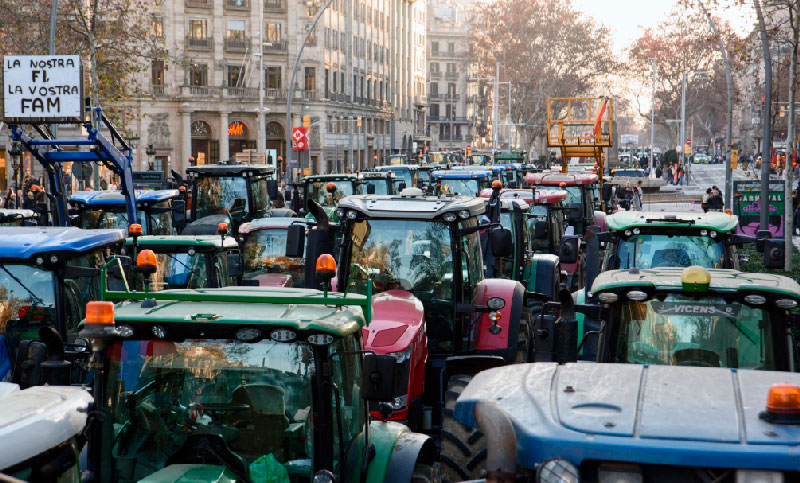 Agricultores se movilizan por tercer día consecutivo a bordo de sus tractores