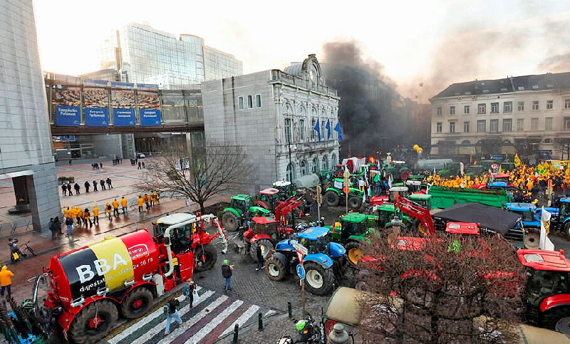 En sus tractores, agricultores europeos hacen oír sus protestas en una cumbre de la Unión Europea