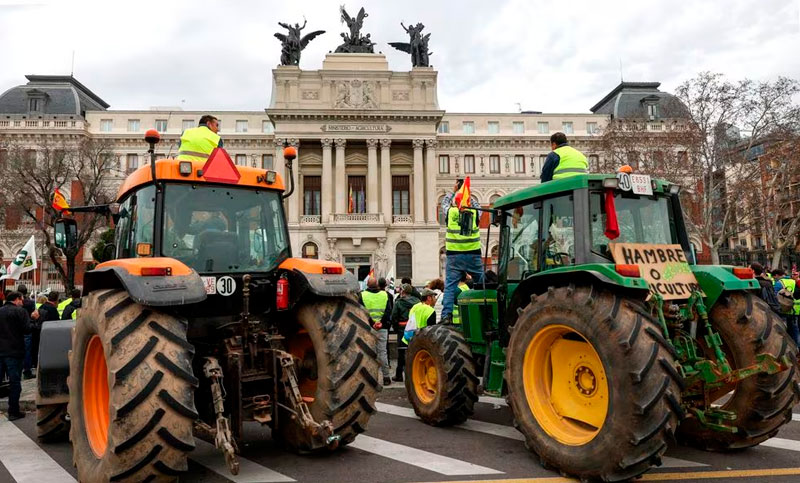 Madrid: agricultores continúan protestas hasta que dejen entrar a los tractores retenidos