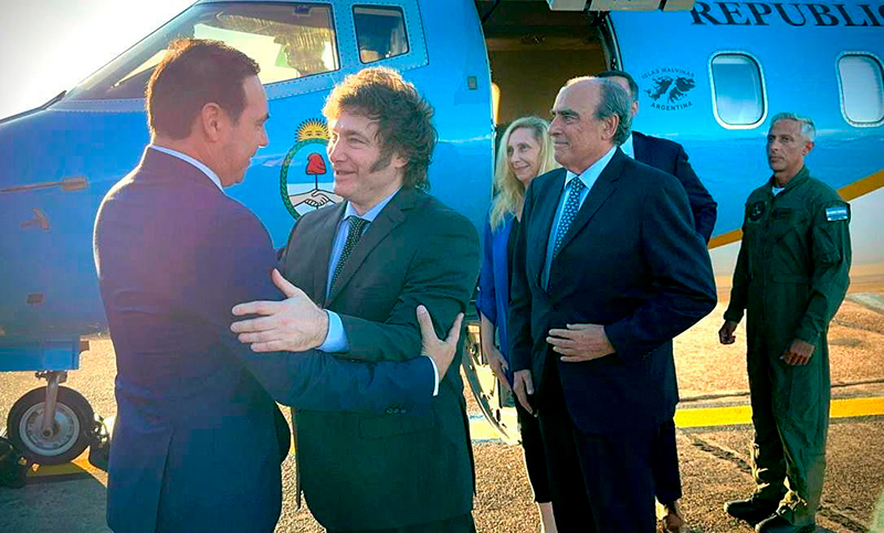 Milei fue recibido por Valdés en Corrientes, donde visitó un club libertario