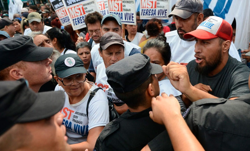 Empujones y golpes entre manifestantes y la policía en la protesta de organizaciones sociales