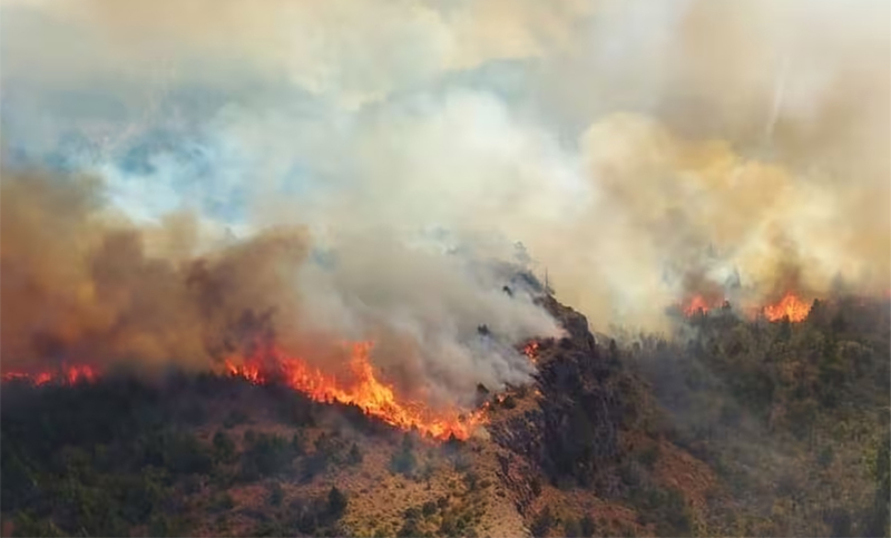 El incendio en el Parque Nacional Los Alerces ya afectó más de 7.800 hectáreas