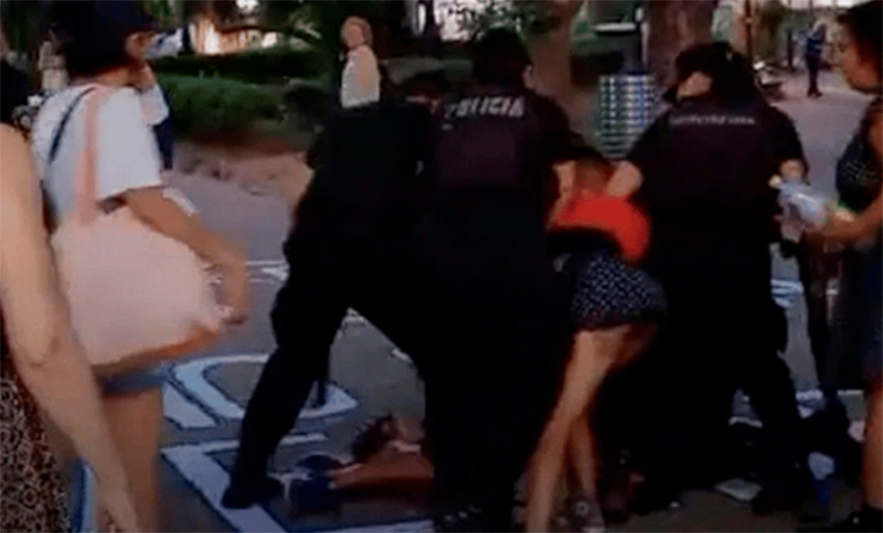 La policía reprimió y detuvo en Rosario a siete artistas que pintaban la frase “la patria no se vende” en Plaza 25 de Mayo