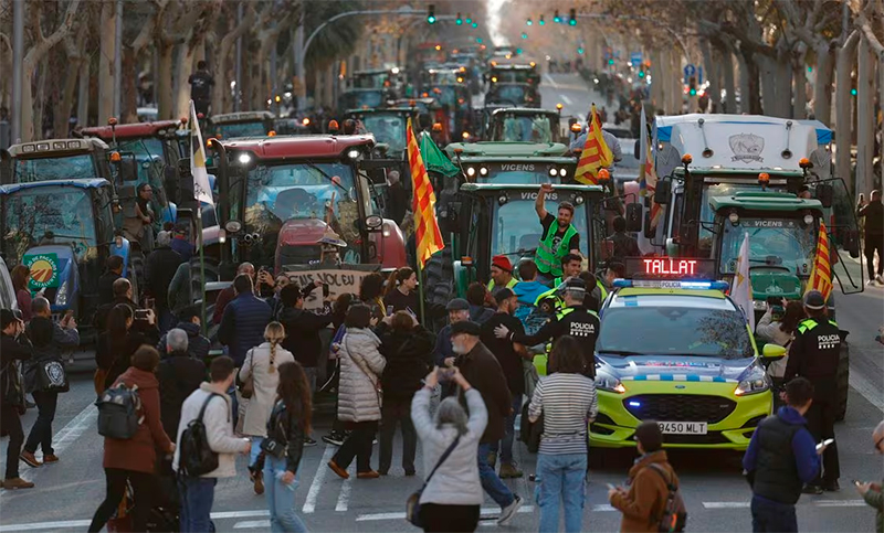 Agricultores españoles cortaron rutas por cuarto día consecutivo: protestan contra políticas ambientales