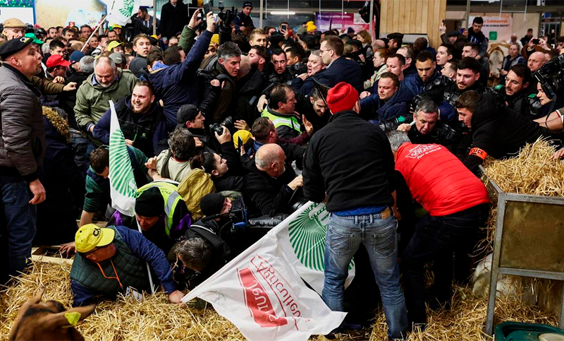 Agricultores franceses irrumpen en el Salón Internacional de la Agricultura buscando a Macron