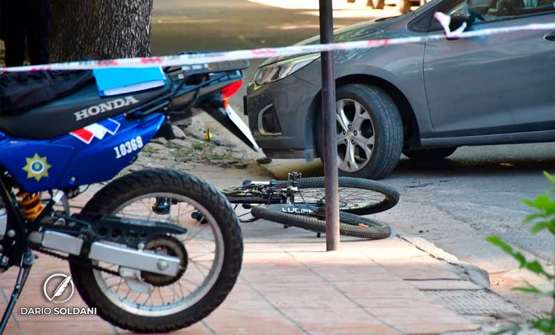 Grave siniestro: una ciclista fue atropellada por un auto que la ...
