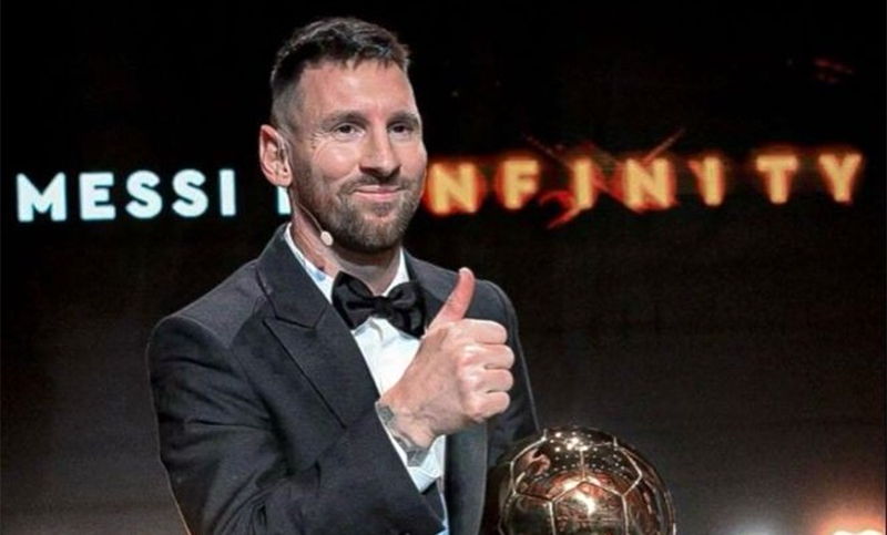 Messi donó al Barcelona una réplica de su octavo Balón de Oro