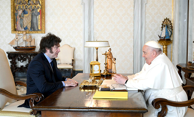 Milei se reunió con el Papa por más de una hora y volvió a invitarlo a visitar Argentina