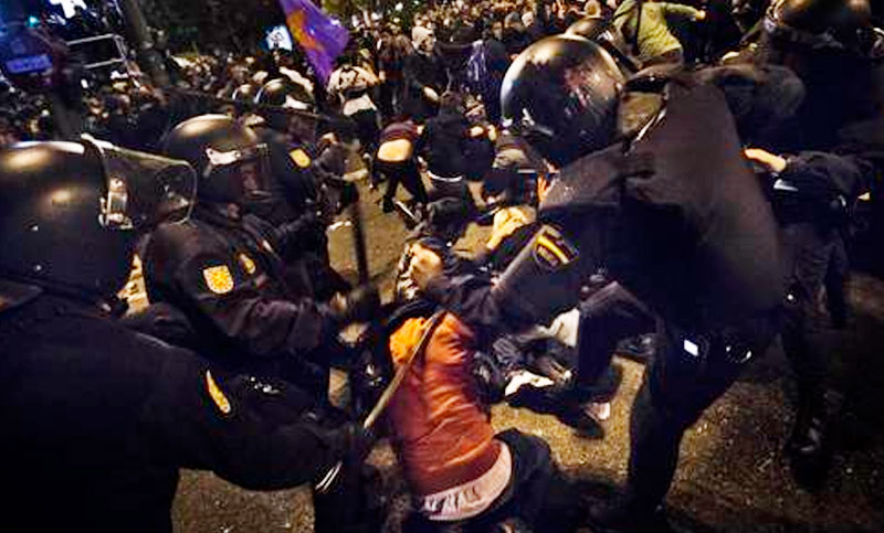 Feroz represión frente al Congreso: alrededor de 60 heridos, entre manifestantes, periodistas y fotógrafos