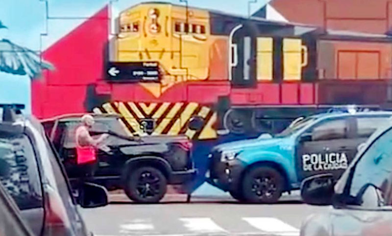 Exhibió una escopeta durante una discusión de tránsito, chocó a una menor y le disparó a los policías