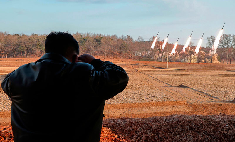 Kim Jong-un dirige las pruebas del sistema ultragrande de lanzacohetes múltiples