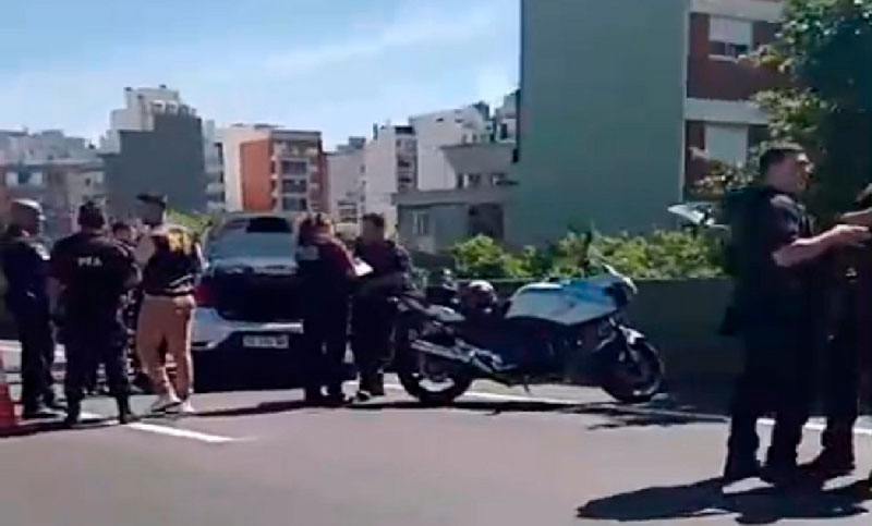 Terror en la Autopista 25 de mayo: tiroteo entre la policía y tres sospechosos a bordo de un auto