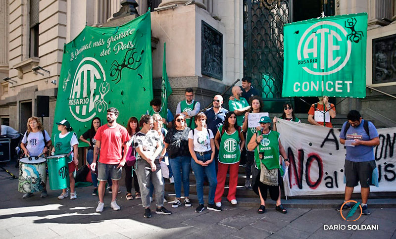 Estatales rosarinos marchan por los despidos y por la insuficiente oferta salarial del Gobierno provincial