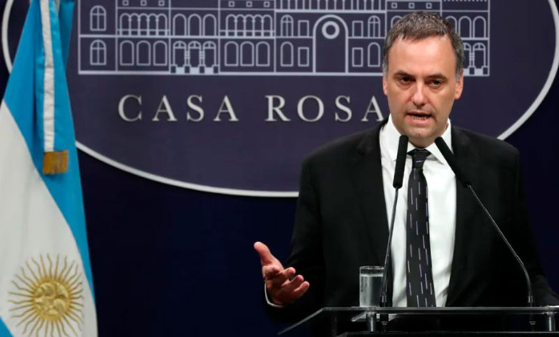 El Gobierno anunció que cerrará dos organismos públicos y despedirá a 900 empleados