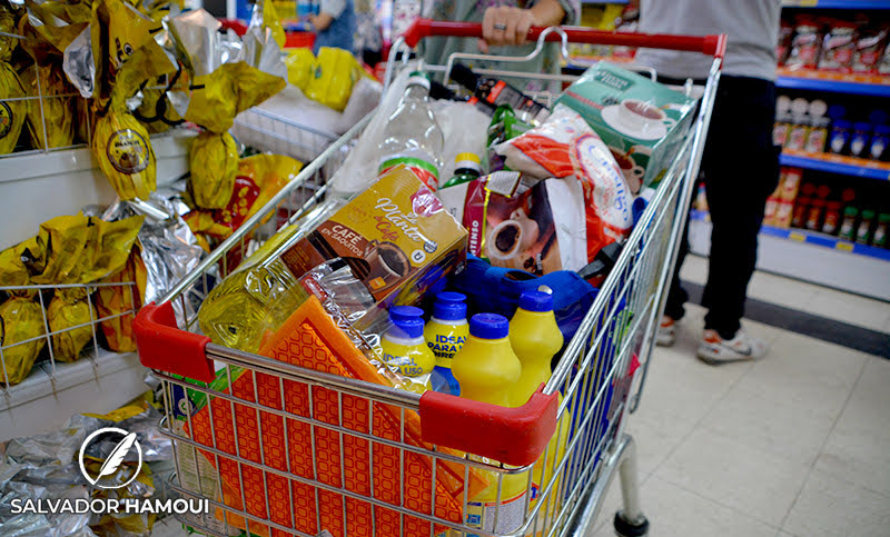 Supermercadistas se reúnen con Caputo, en medio de suba de precios y caída de ventas