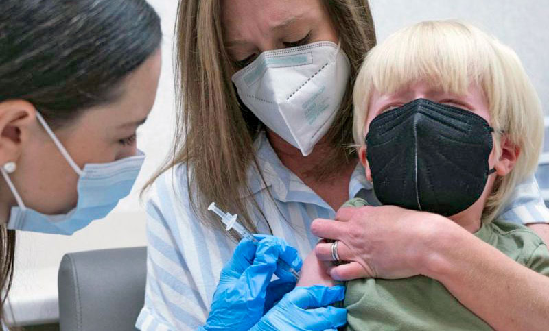 El Gobierno de EEUU admite que las inyecciones de Covid causan convulsiones mortales en niños pequeños