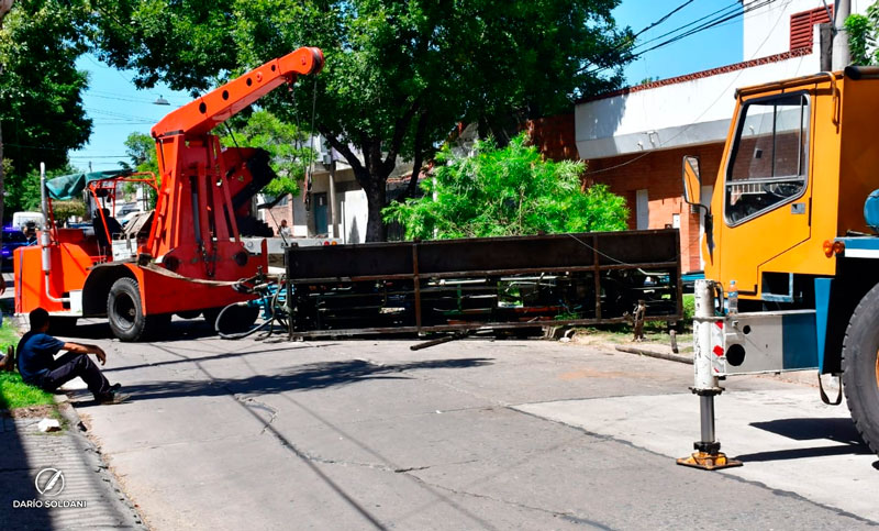 Una grúa se enredó en los cables de la luz, tiró una columna y aplastó a una operaria