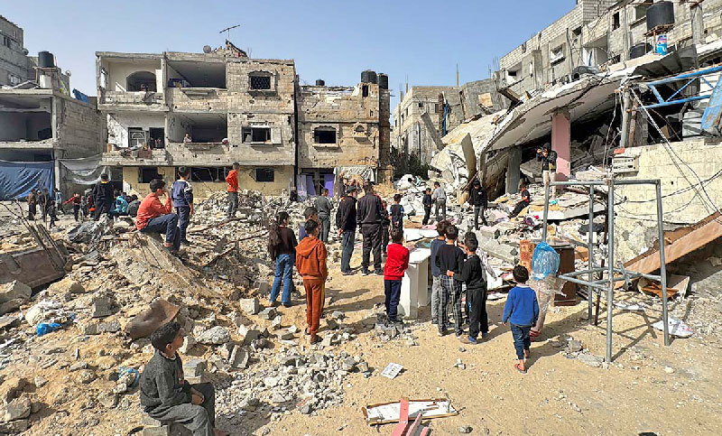 Docenas de civiles palestinos mueren en el centro y sur de Gaza por ataques israelíes