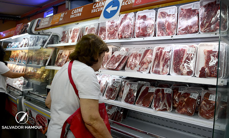 Afectadas por la inflación, las ventas en supermercados santafesinos se desplomaron más del 15% en diciembre