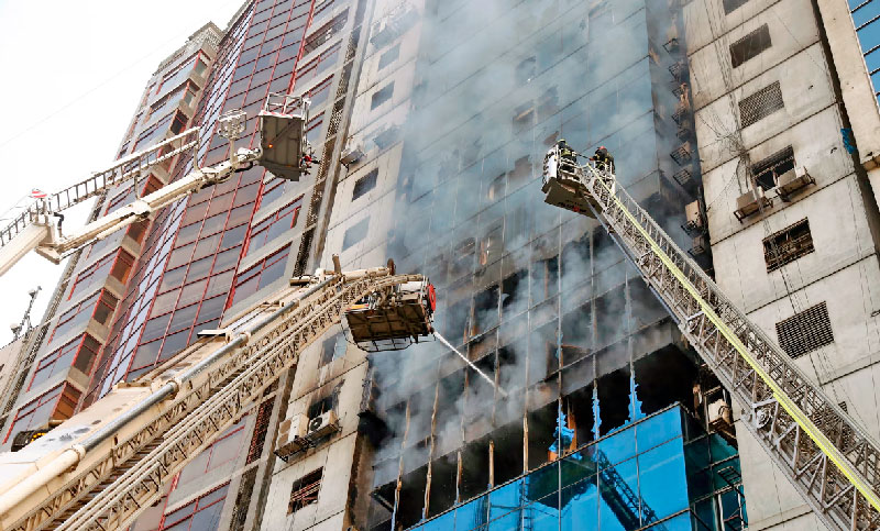 Mueren al menos 46 personas en Bangladesh por el incendio de un restaurante en un edificio