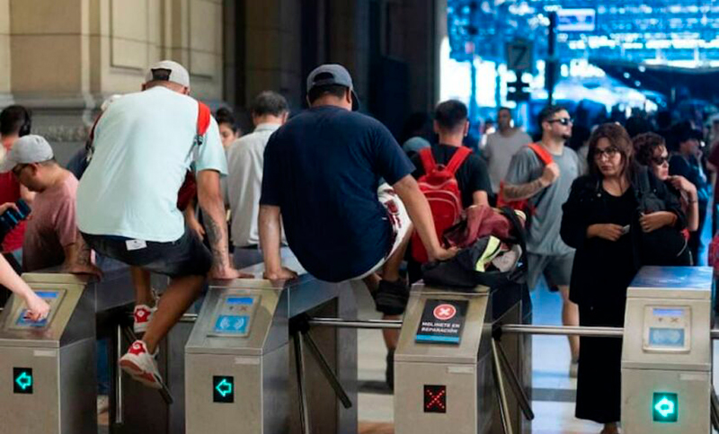 Como protesta ante los tarifazos del Gobierno al transporte, se realiza un «molinetazo» en subtes de Buenos Aires