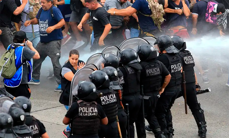 Dura represión policial a manifestantes que reclamaban la entrega de alimentos a comedores