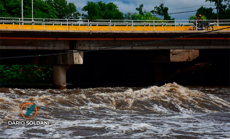 El arroyo Saladillo creció a causa de las intensas lluvias: temen derrumbes en el puente