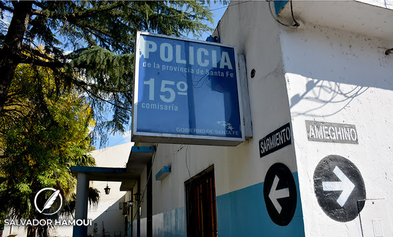 Sigue la violencia en Rosario: balearon una comisaría y prendieron fuego un taxi