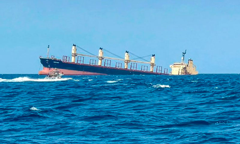 Rebeldes Hutíes hundieron un carguero británico en el Mar Rojo