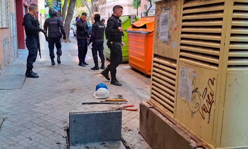 Disfrazados de trabajadores y simulando un arreglo en la vía pública, trataron de robar unos 200 metros de cables