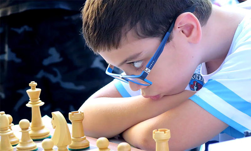 Un niño argentino de 10 años venció al número 1 del mundo de ajedrez