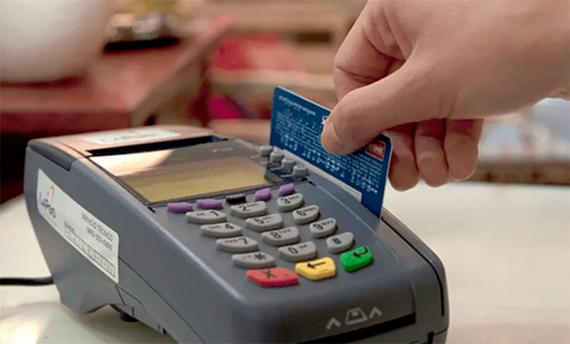 Los pagos con tarjetas de débito o crédito deberán hacerse a la vista de los clientes
