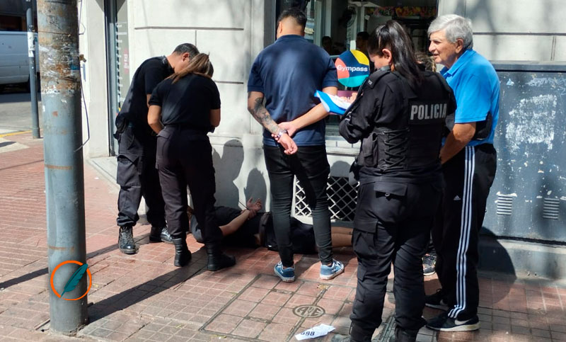 Pleno centro: robó dinero, quiso escapar en taxi y los vecinos lo atraparon en el intento