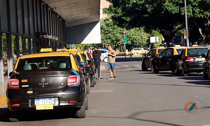 Terminal de Ómnibus: taxistas controlan que se cumpla la medida de fuerza