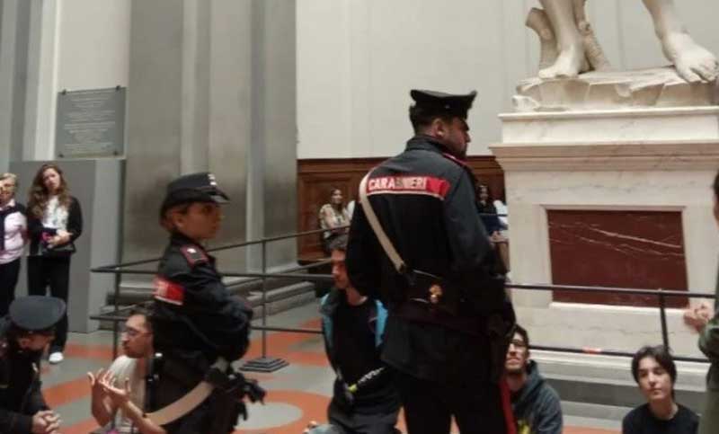 Activistas climáticos se encadenaron al David de Miguel Ángel en Italia