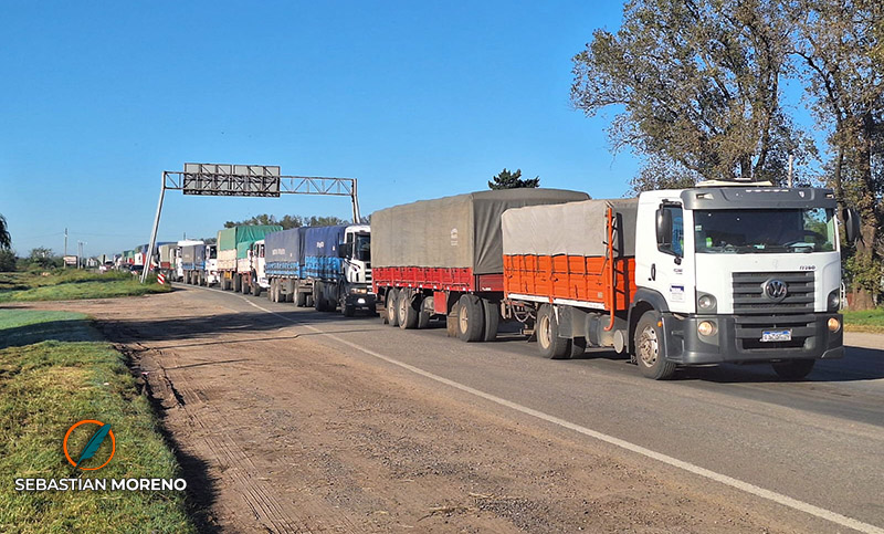 Gran embotellamiento en las rutas de la región: desbordan de camiones por la cosecha gruesa