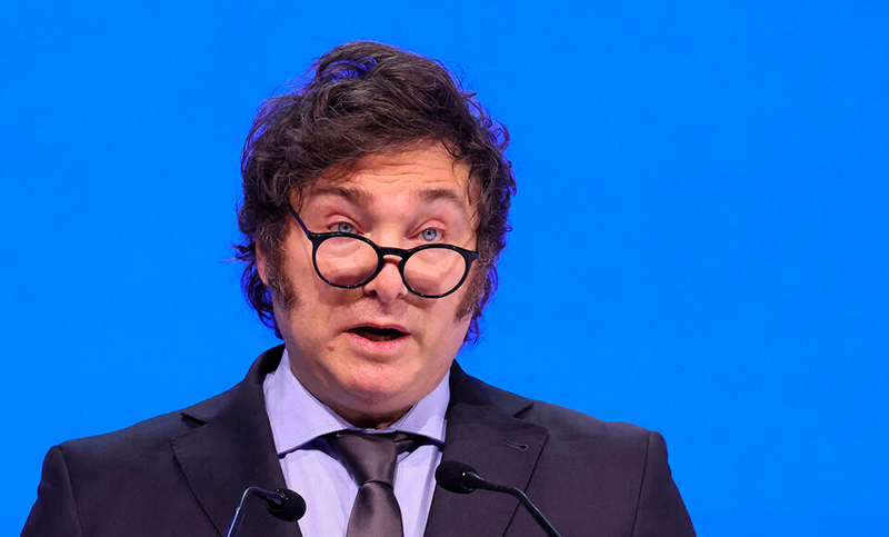 Milei, en la Fundación Libertad: «La base del ajuste es motosierra»