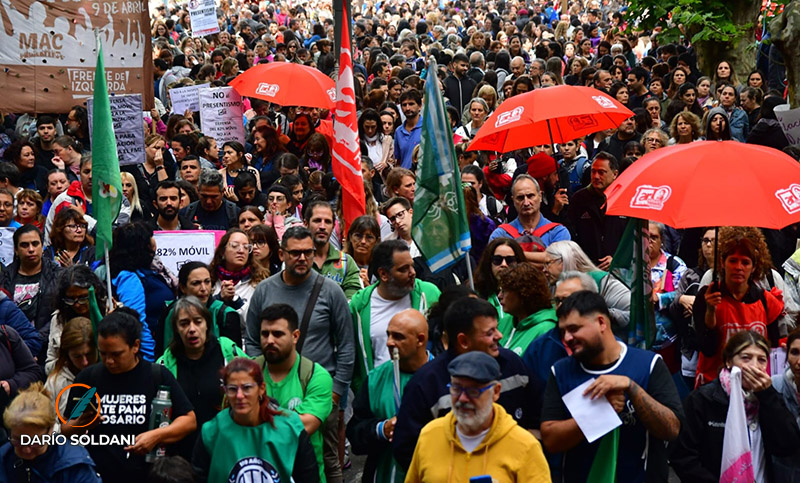 Gremios docentes y estatales encabezaron una masiva concentración en defensa de la universidad pública