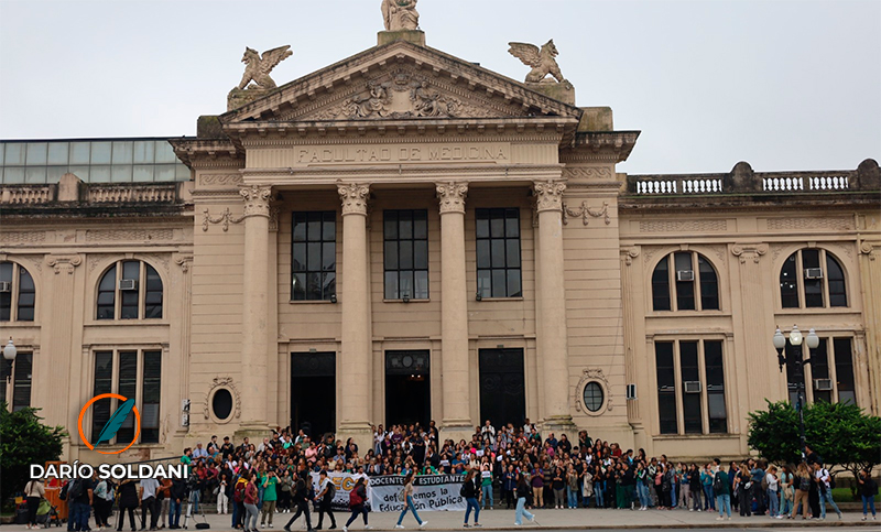 Estudiantes realizaron un abrazo solidario en Medicina y convocaron a marchar este martes a las 17