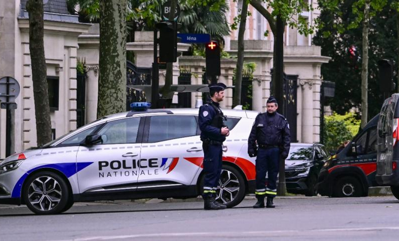 Terror en París: un hombre amenazó con detonarse en el consulado iraní