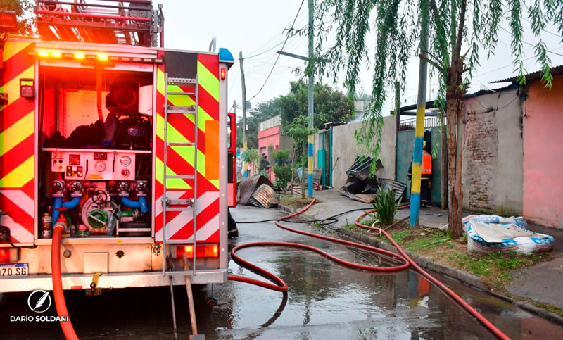 Incendiaron una casa en Parque Casas: apuntan al hijo de la dueña fallecida