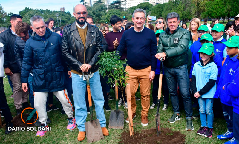 Abel Pintos y Pablo Javkin plantaron medio centenar de árboles en la costa rosarina